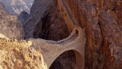 شهارة.-جسر-يمني-يربط-جبلين-شاهقين-منذ-1905