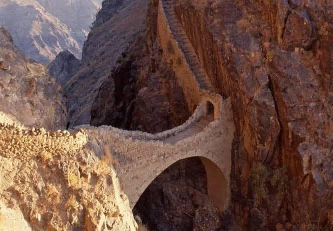 شهارة.-جسر-يمني-يربط-جبلين-شاهقين-منذ-1905