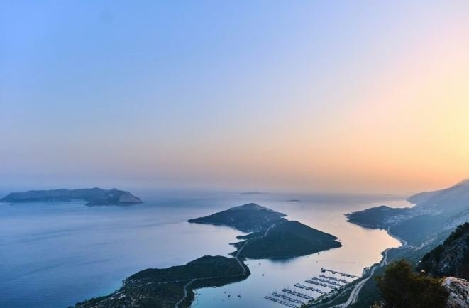 كاش-التركية-تستقطب-عشاق-الصيف-بمغامرات-بحرية-وطبيعة-آسرة-على-ضفاف-المتوسط