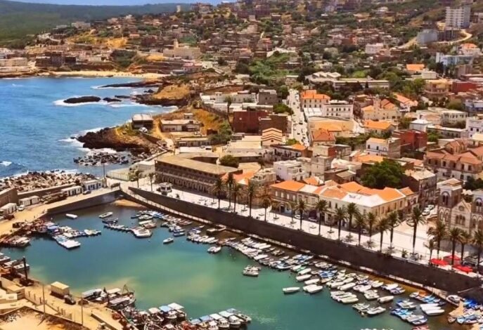 مدينة-جزائرية-تجمع-البحيرات-والأنظمة-البيئية-داخل-موقع-يطل-على-البحر-الأبيض-المتوسط