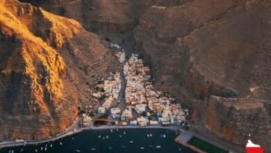 مضيق-هرمز-يقود-إلى-قرية-معزولة-لا-يرتبط-الوصول-إليها-إلا-بطريق-واحد.-ما-هي؟