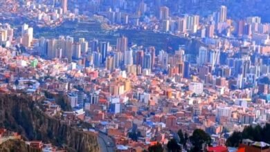 مدينة-تتدرج-مبانيها-على-المنحدرات-وتقع-وسط-جبال-الأنديز-المرتفعة
