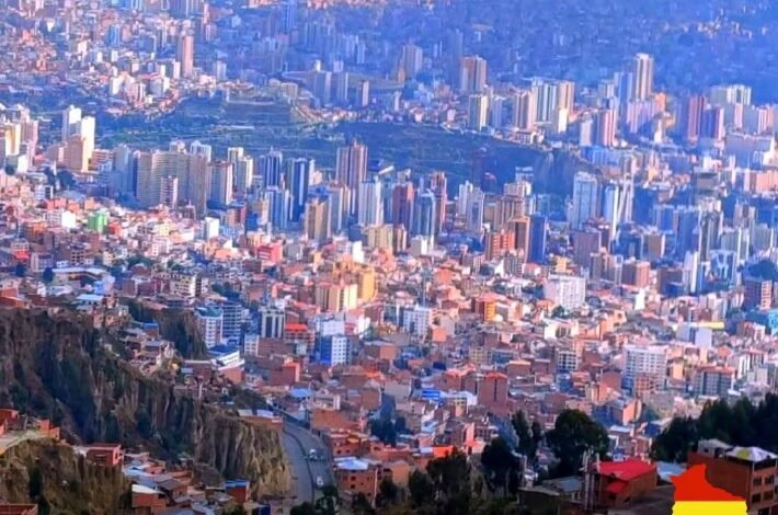 مدينة-تتدرج-مبانيها-على-المنحدرات-وتقع-وسط-جبال-الأنديز-المرتفعة