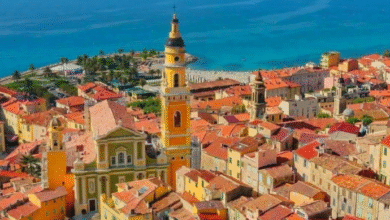 مدينة-فرنسية-على-الحدود-الإيطالية-صنعت-شهرتها-من-الليمون-والبحر
