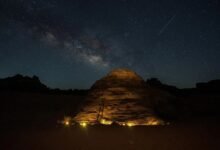 صخور-تبوك-ترسم-مشهدًا-فلكيًا-نادرًا-تحت-درب-التبانة