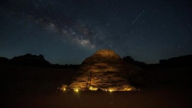 صخور-تبوك-ترسم-مشهدًا-فلكيًا-نادرًا-تحت-درب-التبانة