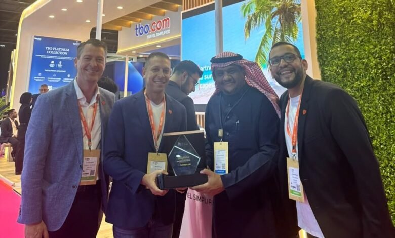 مسؤولو-tbo.com-يتسلمون-جائزة-أفضل-مزود-إلكتروني-متكامل-لخدمات-السفر-لوكالات-السياحة